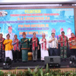 Ketua Kadin Sultra, Anton Timbang (keempat dari kanan) berfoto bersama pengurus Perhimpunan Masyarakat Toraja Indonesia (PMTI) Provinsi Sultra periode 2023-2028 usai dikukuhkan oleh Ketua Umum PMTI Pusat, Mayjen (Purn) Yulius Selvanus Lumba di salah satu hotel di Kota Kendari, Jumat (26/1/2024). Foto: Ist