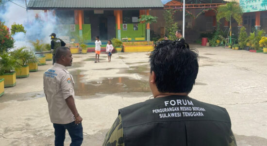 Forum Pengurangan Risiko Bencana (FPRB) Sulawesi Tenggara (Sultra) melakukan aksi fogging (pengasapan) di dua sekolah yakni, SD Negeri 85 Kendari dan SMP Negeri 4 Kendari, Sabtu, 27 Januari 2024. Foto: Ist