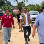 PSX_20240308_231647 Ketua Forum Pengurangan Risiko Bencana (FPRB) Sulawesi Tenggara (Sultra), Yudhianto Mahardika (kameja biru) bersama tim saat mengunjungi lokasi terjadinya banjir bandang di Jalan Lasolo, Kelurahan Sanua, Kecamatan Kendari Barat untuk menyerahkan bantuan, Kamis (7/3/2024). Foto: Ist