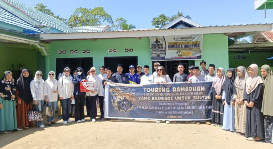 Kamar Dagang dan Industri (Kadin) Sulawesi Tenggara (Sultra) melakukan touring Ramadhan di lima kabupaten sambil berbagi sembako di daerah yang dilewati, Jumat (29/3/2024). Foto/ist