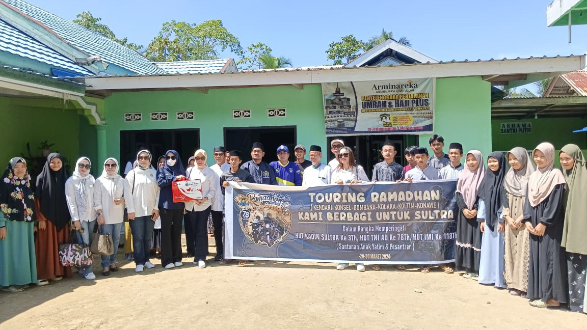 Kamar Dagang dan Industri (Kadin) Sulawesi Tenggara (Sultra) melakukan touring Ramadhan di lima kabupaten sambil berbagi sembako di daerah yang dilewati, Jumat (29/3/2024). Foto/ist