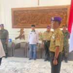 Ketua Kamar Dagang dan Industri (Kadin) Sulawesi Tenggara (Sultra), Anton Timbang (baju putih) diangkat sebagai anggota Dewan Kehormatan Ikatan Alumni Resimen Mahasiswa Indonesia (IARMI) Sultra, Senin, 3 Juni 2024. Foto: Ist