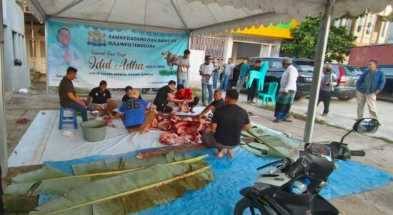 Suasana pembagian daging kurban di Kantor Kamar Dagang dan Industri Sulawesi Tenggara, Senin, 17 Juni 2024. Foto: Ist