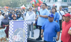 PSX_20240706_194952 Masyarakat Kota Kendari, Sulawesi Tenggara (Sultra) tumpah ruah saat mengikuti jalan sehat bersama Gemoy-nya Kendari, Yudhianto Mahardika di Lapangan Eks MTQ Kendari, Sabtu, 6 Juli 2024. Foto: Ist