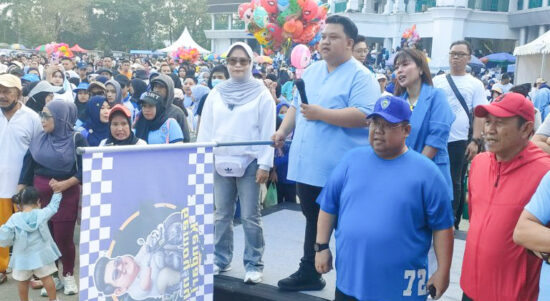 Masyarakat Kota Kendari, Sulawesi Tenggara (Sultra) tumpah ruah saat mengikuti jalan sehat bersama Gemoy-nya Kendari, Yudhianto Mahardika di Lapangan Eks MTQ Kendari, Sabtu, 6 Juli 2024. Foto: Ist