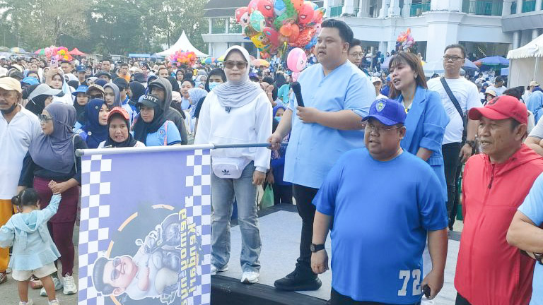 Masyarakat Kota Kendari, Sulawesi Tenggara (Sultra) tumpah ruah saat mengikuti jalan sehat bersama Gemoy-nya Kendari, Yudhianto Mahardika di Lapangan Eks MTQ Kendari, Sabtu, 6 Juli 2024. Foto: Ist