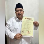 Bakal calon Wali Kota Kendari, Yudhianto Mahardika saat memperlihatkan rekomendasi Model B.Persetujuan.Parpol.KWK Partai Gerindra. Rekomendasi itu diterima Yudhianto Mahardika pada Jumat, 23 Agustus 2024. Foto: Ist
