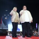 IMG-20240830-WA0002 Pasangan bakal calon (balon) wali kota dan Wakil Wali Kota Kendari, Yudhianto Mahardika-Nirna Lachmuddin saat melaksanakan deklarasi usai mendaftar di KPU, di tugu eks MTQ Kendari, Kamis, 29 Agustus 2024. Foto: Ist