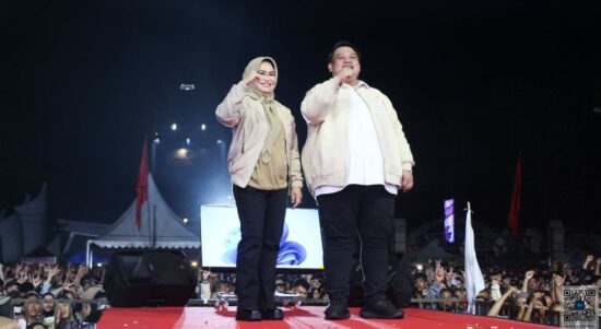 Pasangan bakal calon (balon) wali kota dan Wakil Wali Kota Kendari, Yudhianto Mahardika-Nirna Lachmuddin saat melaksanakan deklarasi usai mendaftar di KPU, di tugu eks MTQ Kendari, Kamis, 29 Agustus 2024. Foto: Ist