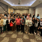 Ketua Kamar Dagang dan Industri Indonesia (Kadin) Sulawesi Tenggara (Sultra), Anton Timbang (baju merah) berfoto bersama tim, official, dan para penari kolosal asal Sultra yang tampil pada Hari Kemerdekaan Republik Indonesia (RI) ke-79 di Istana Negara, Sabtu (17/8/2024). Foto: Ist