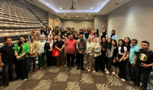 PSX_20240818_154132 Ketua Kamar Dagang dan Industri Indonesia (Kadin) Sulawesi Tenggara (Sultra), Anton Timbang (baju merah) berfoto bersama tim, official, dan para penari kolosal asal Sultra yang tampil pada Hari Kemerdekaan Republik Indonesia (RI) ke-79 di Istana Negara, Sabtu (17/8/2024). Foto: Ist