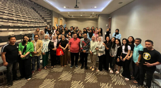 Ketua Kamar Dagang dan Industri Indonesia (Kadin) Sulawesi Tenggara (Sultra), Anton Timbang (baju merah) berfoto bersama tim, official, dan para penari kolosal asal Sultra yang tampil pada Hari Kemerdekaan Republik Indonesia (RI) ke-79 di Istana Negara, Sabtu (17/8/2024). Foto: Ist