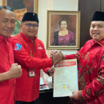 Bakal calon Wali Kota Kendari, Yudhianto Mahardika (kanan) saat menerima rekomendasi surat keputusan (SK) B. persetujuan partai politik KWK (B1KWK) dari Dewan Pimpinan Pusat (DPP) Partai Demokrasi Indonesia (PDI) Perjuangan di Jakarta, Kamis, 22 Agustus 2024. Foto: Ist