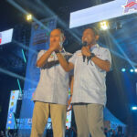 Pasangan Andi Sumangerukka (ASR) dan Hugua mendeklarasikan diri maju sebagai calon gubernur dan Wakil Gubernur Sulawesi Tenggara (Sultra) di hadapan puluhan ribu masyarakat di Lapangan Benubenua, Kelurahan Punggaloba, Kecamatan Kendari Barat, Kota Kendari, Selasa malam, 27 Agustus 2024. Foto: Ical