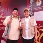 Mantan Ketua Dewan Pimpinan Wilayah (DPW) Partai Perindo Sulawesi Tenggara (Sultra), Jaffray Bittikaka (kanan) bersama bakal calon Wali Kota Kendari, Yudhianto Mahardika saat berada di Kantor KPU Kota Kendari, Kamis, 28 Agustus 2024. Foto: Ist