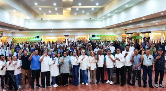 Barisan Relawan Tangguh (Baret) Prabowo Sulawesi Tenggara (Sultra) mengkosolidasikan kekuatan untuk memenangkan pasangan calon (paslon) gubernur dan Wakil Gubernur Sultra, Tina Nur Alam-LM Ihsan Taufik Ridwan di pemilihan gubernur (pilgub) 27 November 2024. Konsolidasi digelar di salah satu hotel di Kota Kendari, Selasa, 24 September 2024. Foto: Ist