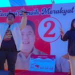 Pasangan calon (paslon) wali kota dan Wakil Wali Kota Kendari nomor urut 2, Yudhianto Mahardika dan Nirna Lachmuddin melakukan kampanye dialogis di Pelabuhan Batu, Kecamatan Kendari Barat, Senin, 30 September 2024. Foto: Ist