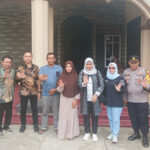 PSX_20241028_151729 Tim Komisi Perlindungan Anak Indonesia (KPAI) saat mengunjungi kediaman Aipda Wibowo Hasyim, ayah anak kelas 1 Sekolah Dasar (SD) di Konawe Selatan, yang diduga dianiaya oleh oknum guru honorer bernama Supriyani, Jumat, 25 Oktober 2024. Foto/ist