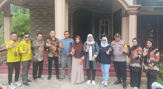 Tim Komisi Perlindungan Anak Indonesia (KPAI) saat mengunjungi kediaman Aipda Wibowo Hasyim, ayah anak kelas 1 Sekolah Dasar (SD) di Konawe Selatan, yang diduga dianiaya oleh oknum guru honorer bernama Supriyani, Jumat, 25 Oktober 2024. Foto/ist