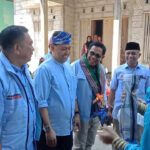 PSX_20241028_200247 Anggota DPRD Provinsi Sulawesi Tenggara (Sultra), Suwandi Andi (kedua kiri) saat menemani calon Wakil Gubernur Sultra, Hugua yang melakukan kampanye terbatas di Desa Kondowa, Kecamatan Pasarwajo, Kabupaten Buton, Minggu, 27 Oktober 2024. Foto: Tim media ASR-Hugua