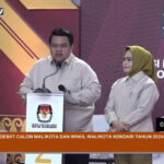 PSX_20241031_175258 Pasangan calon wali kota dan Wakil Wali Kota Kendari nomor urut 2, Yudhianto Mahardika-Nirna Lachmuddin saat memaparkan visi misi mereka dalam debat pertama pemilihan Wali Kota (Pilwali) Kendari di salah satu di kota itu, Rabu malam, 30 Oktober 2024. Foto: Ist