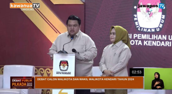 Pasangan calon wali kota dan Wakil Wali Kota Kendari nomor urut 2, Yudhianto Mahardika-Nirna Lachmuddin saat memaparkan visi misi mereka dalam debat pertama pemilihan Wali Kota (Pilwali) Kendari di salah satu di kota itu, Rabu malam, 30 Oktober 2024. Foto: Ist