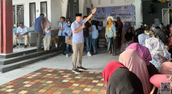 Calon Gubernur Sulawesi Tenggara (Sultra) nomor urut 2, Andi Sumangerukka saat melakukan kampanye di Kecamatan Ranteangin, Kabupaten Kolaka Utara (Kolut), Selasa (5/11/2024). Foto: Tim media ASR-Hugua