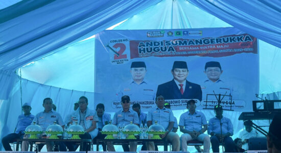 Pasangan calon gubernur dan Wakil Gubernur Sulawesi Tenggara (Sultra) nomor urut 2, Andi Sumangerukka (ASR)-Hugua, melakukan kampanye terbatas di Desa Iwoimenda, Kabupaten Kolaka, Kamis, 7 November 2024. Foto: Tim media ASR-Hugua
