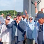 Pasangan calon gubernur dan Wakil Gubernur Sulawesi Tenggara (Sultra) nomor urut 2, Andi Sumangerukka (ASR)-Hugua bersama rombongan saat tiba di Bandara Matahota, Kabupaten Wakatobi, untuk melakukan kampanye di daerah tersebut, Senin, 11 November 2024. Foto: Ist