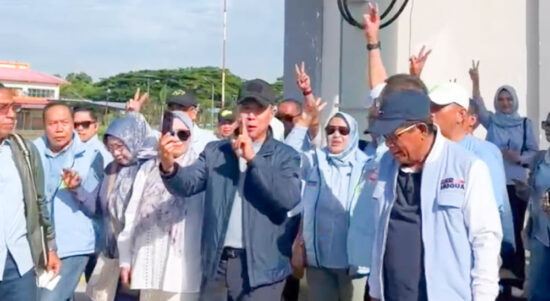Pasangan calon gubernur dan Wakil Gubernur Sulawesi Tenggara (Sultra) nomor urut 2, Andi Sumangerukka (ASR)-Hugua bersama rombongan saat tiba di Bandara Matahota, Kabupaten Wakatobi, untuk melakukan kampanye di daerah tersebut, Senin, 11 November 2024. Foto: Ist