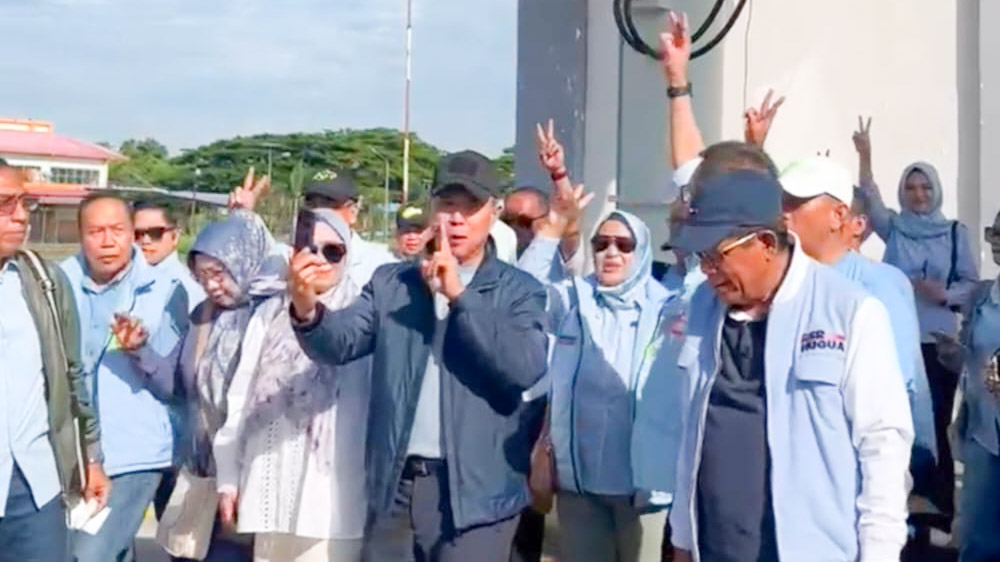 Pasangan calon gubernur dan Wakil Gubernur Sulawesi Tenggara (Sultra) nomor urut 2, Andi Sumangerukka (ASR)-Hugua bersama rombongan saat tiba di Bandara Matahota, Kabupaten Wakatobi, untuk melakukan kampanye di daerah tersebut, Senin, 11 November 2024. Foto: Ist