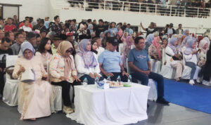 Pasangan calon (paslon) gubernur dan Wakil Gubernur Sulawesi Tenggara (Sultra), Andi Sumangerukka (ASR)-Hugua merayakan kemenangan bersama pendukungnya setelah unggul dalam hasil hitung cepat Lingkaran Survei Indonesia (LSI) Denny JA pada pemiliha Gubernur (Pilgub) Sultra 2024. Foto: Ist