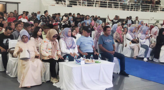 Pasangan calon (paslon) gubernur dan Wakil Gubernur Sulawesi Tenggara (Sultra), Andi Sumangerukka (ASR)-Hugua merayakan kemenangan bersama pendukungnya setelah unggul dalam hasil hitung cepat Lingkaran Survei Indonesia (LSI) Denny JA pada pemiliha Gubernur (Pilgub) Sultra 2024. Foto: Ist