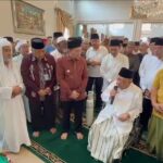 IMG-20241215-WA0002 Pengusaha terkemuka Palembang, Kemas Haji Abdul Halim Ali (baju koko duduk) konflik antara salah satu perusahaannya PT Sentosa Kurnia Bahagia (PT SKB) dan PT Gorby Putra Utama (PT GPU). Foto/ist