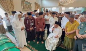 IMG-20241215-WA0002 Pengusaha terkemuka Palembang, Kemas Haji Abdul Halim Ali (baju koko duduk) konflik antara salah satu perusahaannya PT Sentosa Kurnia Bahagia (PT SKB) dan PT Gorby Putra Utama (PT GPU). Foto/ist