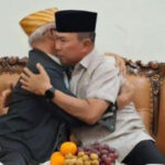 Calon Gubernur Sulawesi Tenggara (Sultra) nomor urut 2, Andi Sumangerukka, dan calon gubernur nomor urut 3, Lukman Abunawas saling berpelukan pasca masa pencoblosan pemilihan gubernur (Pilgub) 2024. Foto: Ist