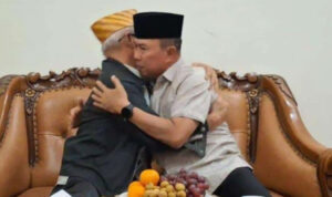 Calon Gubernur Sulawesi Tenggara (Sultra) nomor urut 2, Andi Sumangerukka, dan calon gubernur nomor urut 3, Lukman Abunawas saling berpelukan pasca masa pencoblosan pemilihan gubernur (Pilgub) 2024. Foto: Ist