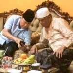 Calon Gubernur Sulawesi Tenggara (Sultra) nomor urut 2, Andi Sumangerukka (ASR), saat bertemu dengan calon wakil gubernur nomor urut 1, LM Sjafei Kahar di rumah kerabat mereka, Minggu malam, 1 Desember 2024. Foto: Ist