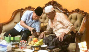 Calon Gubernur Sulawesi Tenggara (Sultra) nomor urut 2, Andi Sumangerukka (ASR), saat bertemu dengan calon wakil gubernur nomor urut 1, LM Sjafei Kahar di rumah kerabat mereka, Minggu malam, 1 Desember 2024. Foto: Ist