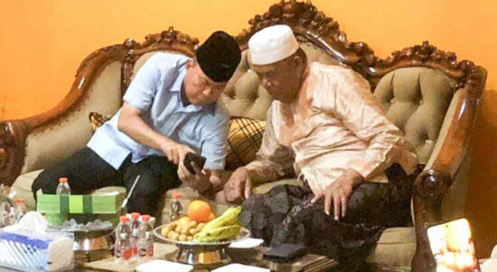 Calon Gubernur Sulawesi Tenggara (Sultra) nomor urut 2, Andi Sumangerukka (ASR), saat bertemu dengan calon wakil gubernur nomor urut 1, LM Sjafei Kahar di rumah kerabat mereka, Minggu malam, 1 Desember 2024. Foto: Ist