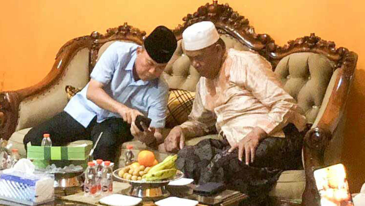 Calon Gubernur Sulawesi Tenggara (Sultra) nomor urut 2, Andi Sumangerukka (ASR), saat bertemu dengan calon wakil gubernur nomor urut 1, LM Sjafei Kahar di rumah kerabat mereka, Minggu malam, 1 Desember 2024. Foto: Ist