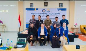 Tim dosen Pendidikan Fisika, Fakultas Keguruan dan Ilmu Pendidikan, Universitas Halu Oleo (UHO) Kendari berfoto bersama guru SMP-TQ Mu'Adz Bin Jabal Kendari usai pelatihan pembuatan media pembelajaran IPA berbasis Augmented Reality (AR) 3D Animated di Aula ICM Mu'adz Bin Jabal, Sabtu, 16 Agustus 2025. Foto: R. Hafid