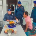 PSX_20251007_183531 Kepala Seksi Keselamatan Berlayar, Penjagaan, dan Patroli (KBPP) KSOP Kelas IIA Kendari, Capt. Kurniawan Agung (kedua dari kiri) saat memeriksa dokumen salah satu kapal rakyat yang berlayar di Perairan Kendari, Selasa, 7 Oktober 2025. Foto: R. Hafid