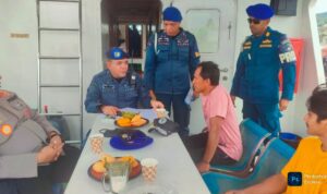 Kepala Seksi Keselamatan Berlayar, Penjagaan, dan Patroli (KBPP) KSOP Kelas IIA Kendari, Capt. Kurniawan Agung (kedua dari kiri) saat memeriksa dokumen salah satu kapal rakyat yang berlayar di Perairan Kendari, Selasa, 7 Oktober 2025. Foto: R. Hafid