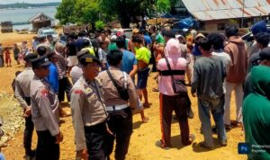 IMG-20260317-WA0001 Masyarakat Desa Bangun Jaya, Kecamatan Lainea, Kabupaten Konawe Selatan, menghadang kedatangan kelompok LSM Aliansi Pemerhati Keadilan dan beberapa warga yang melakukan demonstrasi untuk menyuarakan penolakan terhadap aktivitas pembangunan jetty yang dilakukan PT TIS, Senin, 16 Maret 2026. Foto: DAN
