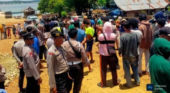 Masyarakat Desa Bangun Jaya, Kecamatan Lainea, Kabupaten Konawe Selatan, menghadang kedatangan kelompok LSM Aliansi Pemerhati Keadilan dan beberapa warga yang melakukan demonstrasi untuk menyuarakan penolakan terhadap aktivitas pembangunan jetty yang dilakukan PT TIS, Senin, 16 Maret 2026. Foto: DAN