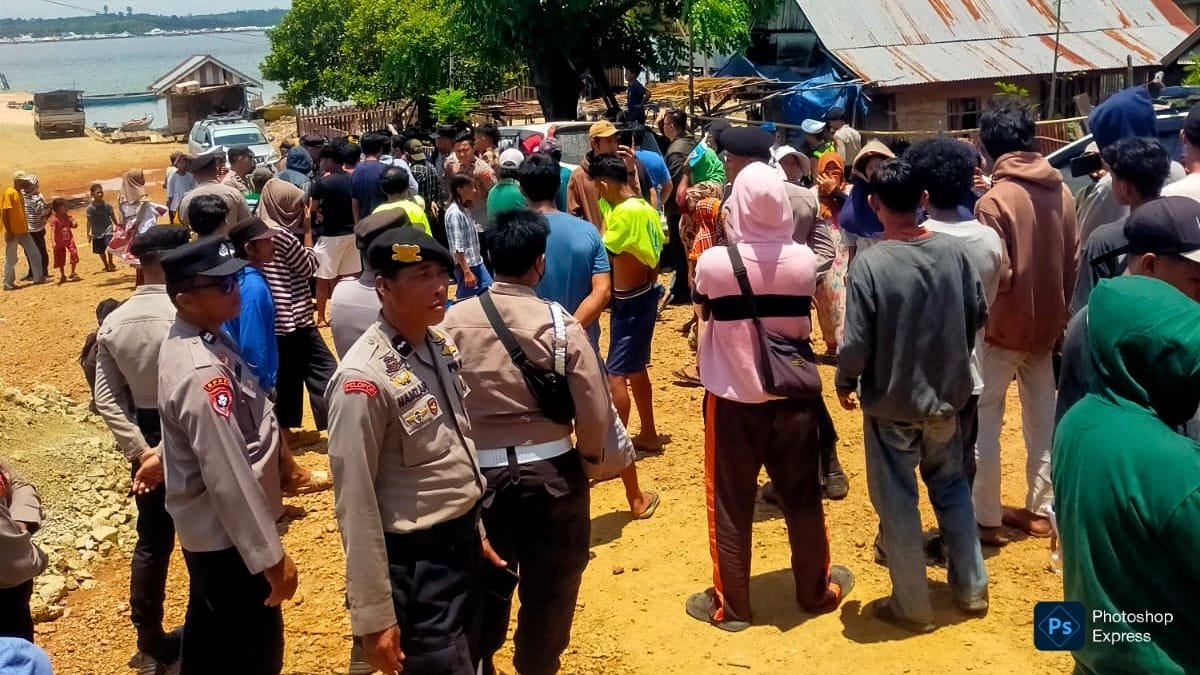 Masyarakat Desa Bangun Jaya, Kecamatan Lainea, Kabupaten Konawe Selatan, menghadang kedatangan kelompok LSM Aliansi Pemerhati Keadilan dan beberapa warga yang melakukan demonstrasi untuk menyuarakan penolakan terhadap aktivitas pembangunan jetty yang dilakukan PT TIS, Senin, 16 Maret 2026. Foto: DAN