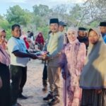 PSX_20260317_113218 Direktur Utama PT TIS, Laode Kais didampangi Direktur PT TIS, Waode Suliana menyerahkan bantuan paket sembako kepada warga lingkar tambang di Konawe Selatan, Senin 16 Maret 2026. Foto: DAN