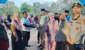 PSX_20260317_113218 Direktur Utama PT TIS, Laode Kais didampangi Direktur PT TIS, Waode Suliana menyerahkan bantuan paket sembako kepada warga lingkar tambang di Konawe Selatan, Senin 16 Maret 2026. Foto: DAN