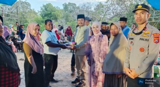 Direktur Utama PT TIS, Laode Kais didampangi Direktur PT TIS, Waode Suliana menyerahkan bantuan paket sembako kepada warga lingkar tambang di Konawe Selatan, Senin 16 Maret 2026. Foto: DAN